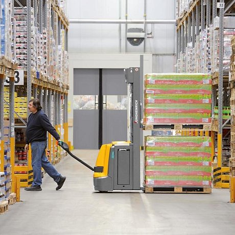 Штабелер электрический самоходный Jungheinrich EJC 214z DZ, 4300 мм  с доп. подъемом опорных лап картинка